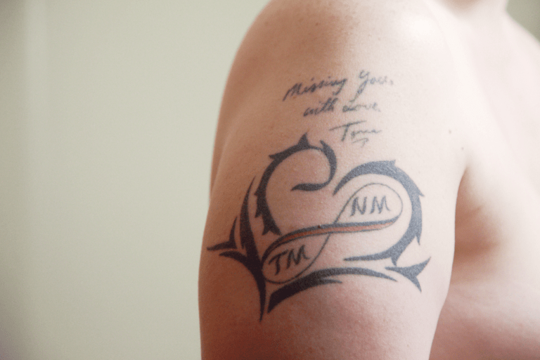 Svoboda bez obalu: cesta k novému já prostřednictvím odstranění tetování